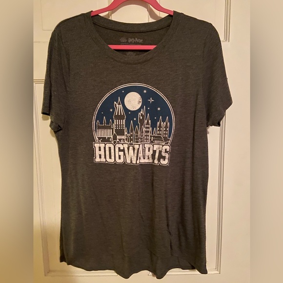 Warner Bros. Tops - Hogwarts t shirt
